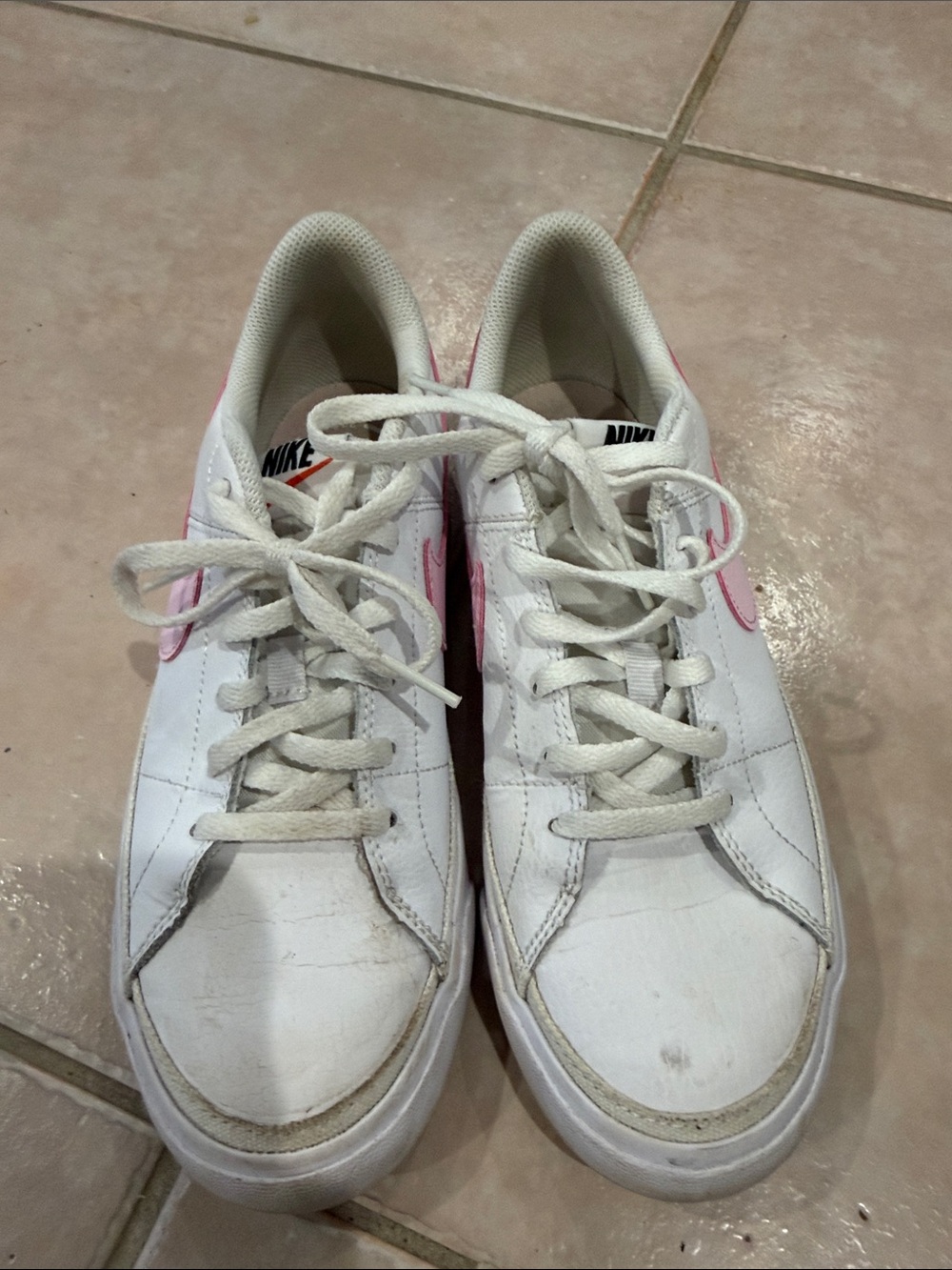 Nike Women White Sneakers with Pink Swoosh size 6 @@@@